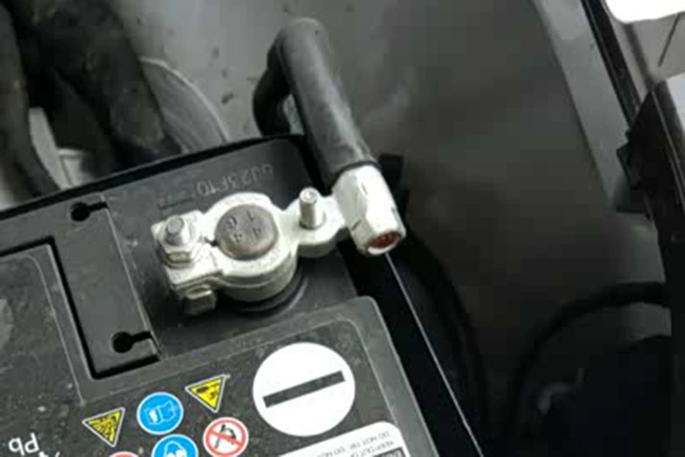 Vilka tre typer av batteripoler finns det?